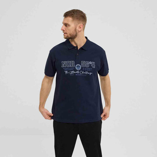 Dunkelblaues Allsize polo shirt mit bedrucktem Schriftzug vorne, getragen von Mann