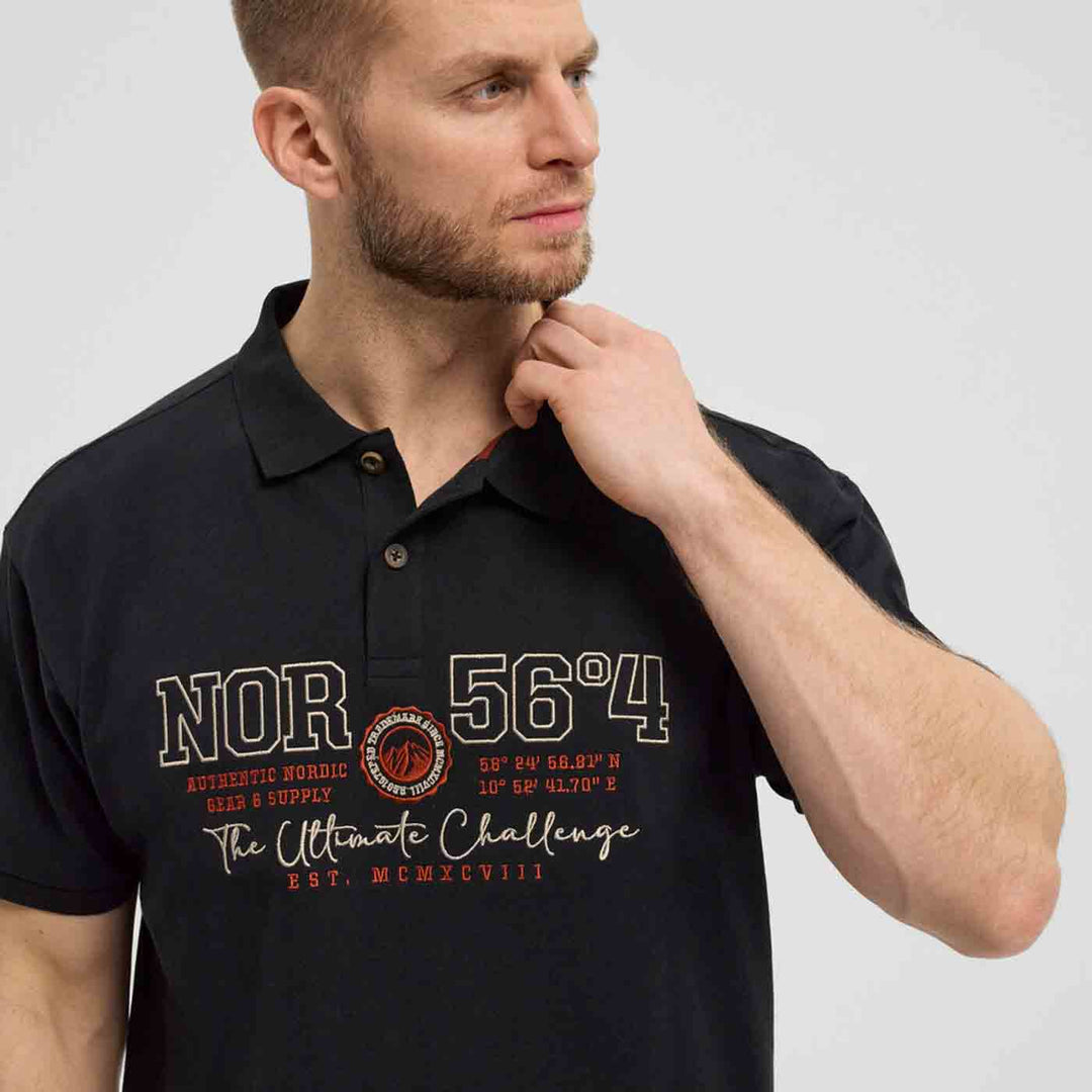 Schwarzes Allsize polo shirt mit Nordic Aufdruck und Kurzarm, getragen von Mann
