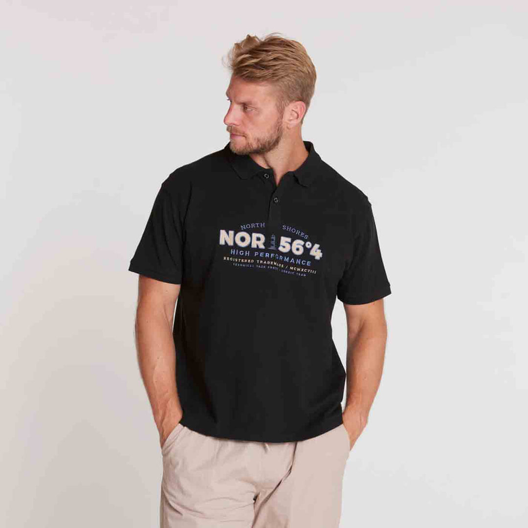 Allsize schwarzes Polo Shirt mit kurzem Arm und Print auf der Brust getragen von Mann