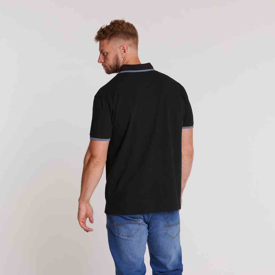 Schwarzes Allsize polo shirt mit kurzem Arm getragen von Mann von hinten mit blauen Jeans