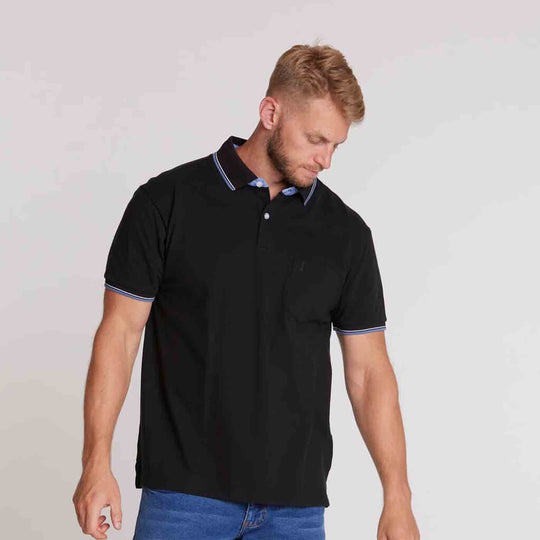 Schwarzes Allsize polo shirt mit kurzem Arm und blau-weißen Streifen an Kragen und Ärmeln