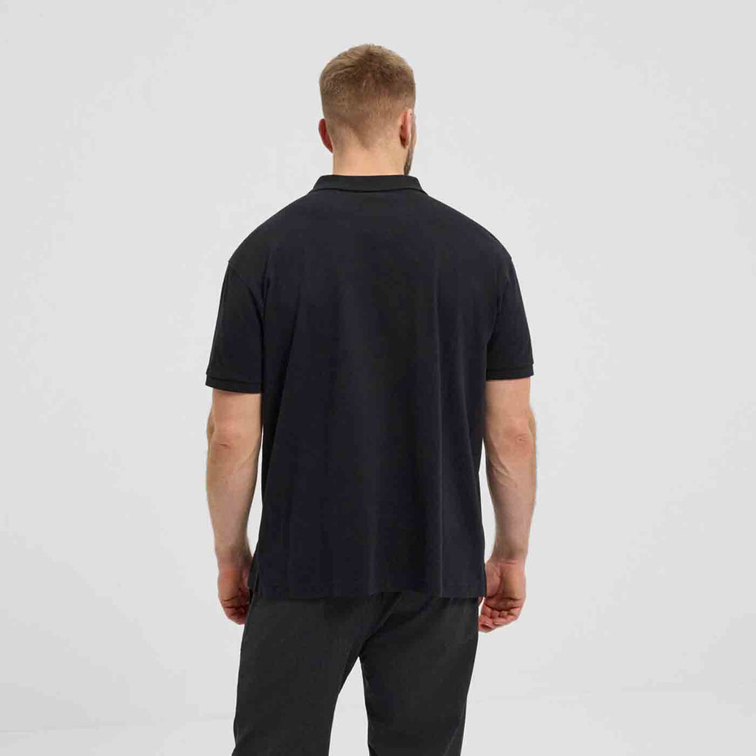 Schwarzes polo shirt von Allsize in Rückansicht getragen von einem Mann mit kurzen Haaren