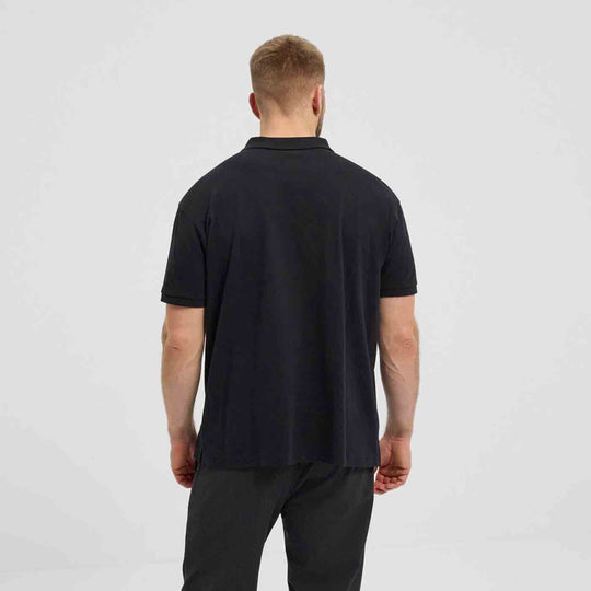 Schwarzes polo shirt von Allsize in Rückansicht getragen von einem Mann mit kurzen Haaren