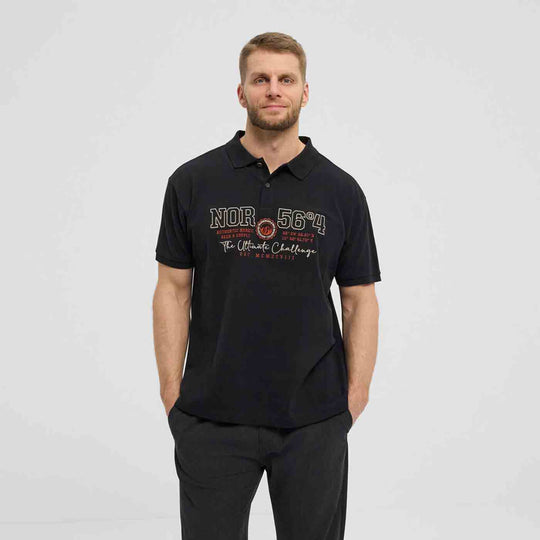 Schwarzes Allsize polo shirt mit Kurzarm und Frontprint, getragen von männlichem Modell