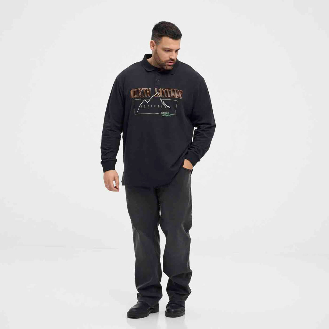 Schwarzes Polo-Shirt Übergröße Herren mit langem Arm und Bergmotiv von Allsize getragen von Model