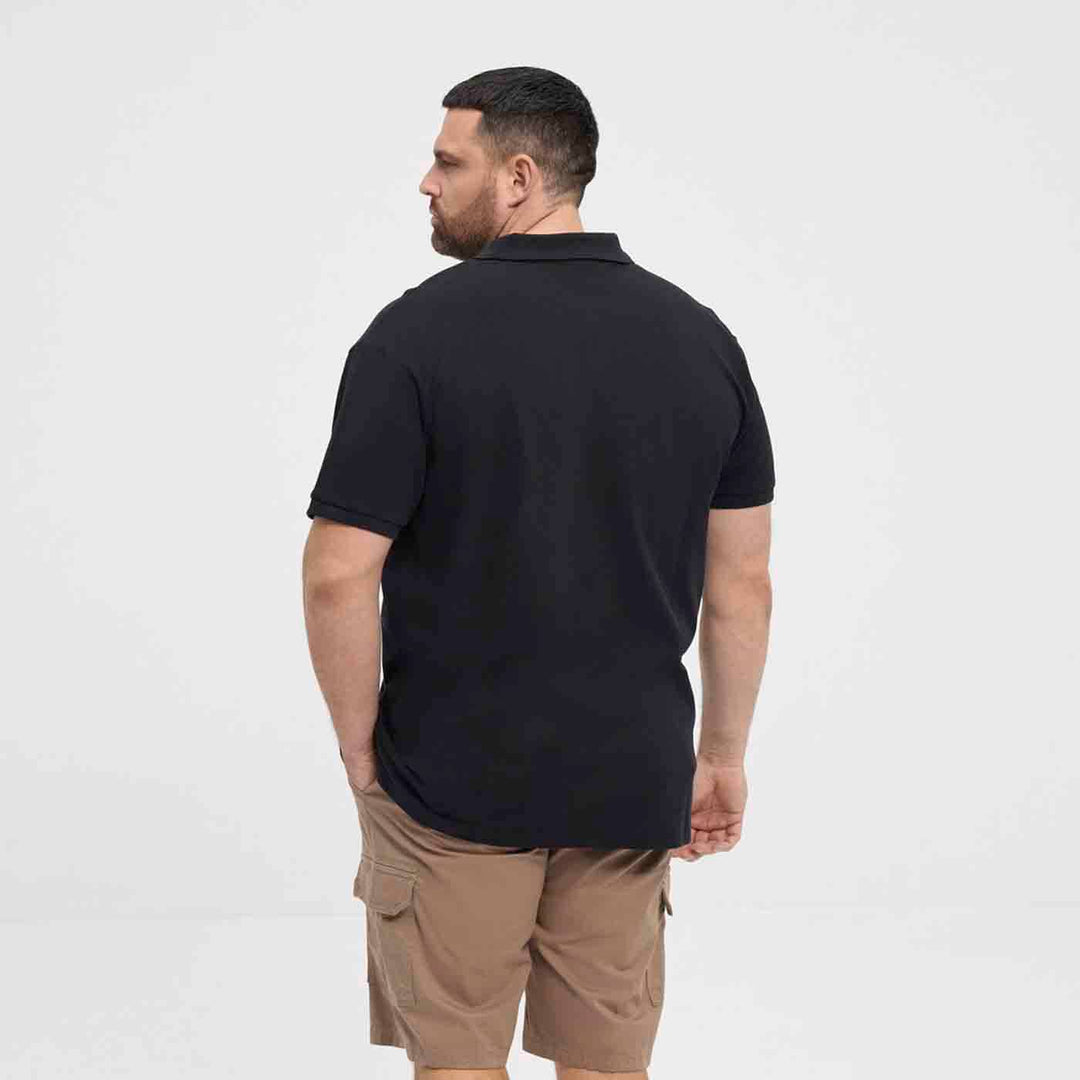 Allsize Polo Shirt Übergröße Herren in Schwarz mit Kurzarm vom Rückenansicht getragen