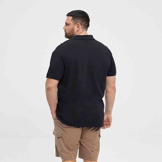 Allsize Polo Shirt Übergröße Herren in Schwarz mit Kurzarm vom Rückenansicht getragen