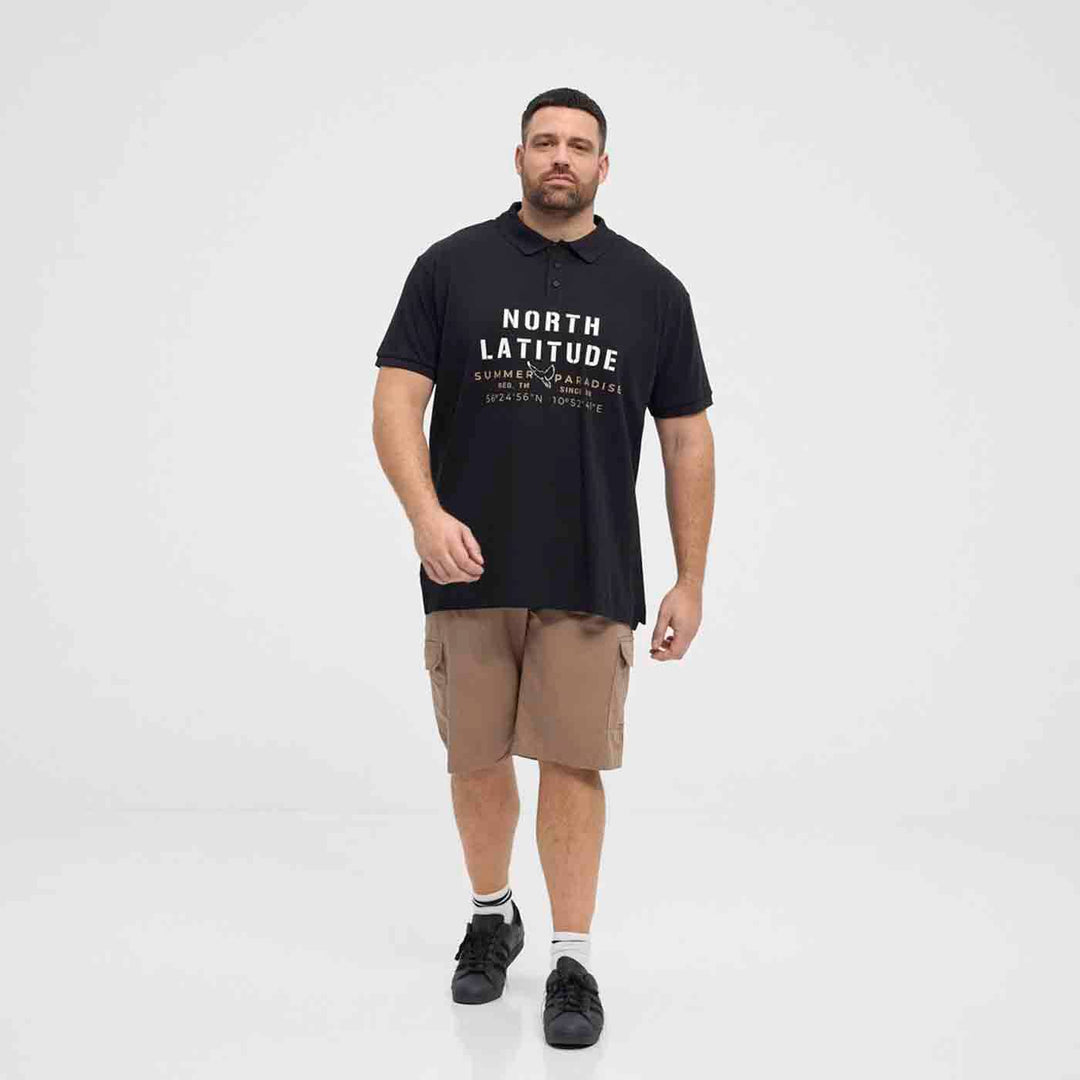 Schwarzes Polo Shirt Übergröße Herren von Allsize mit kurzen Ärmeln und weißem Schriftzug