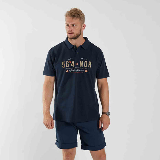 Allsize Poloshirt in Dunkelblau mit Printmotiv und Kurzarm am Mann getragen