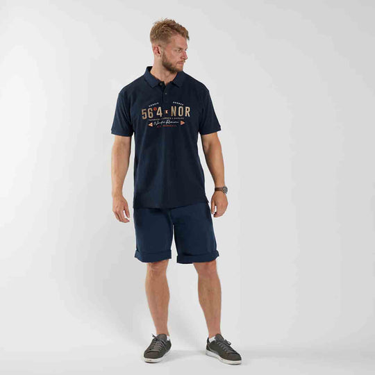 Herren dunkelblaues Poloshirt von Allsize mit Aufdruck kombiniert mit blauen Shorts und Sneakers