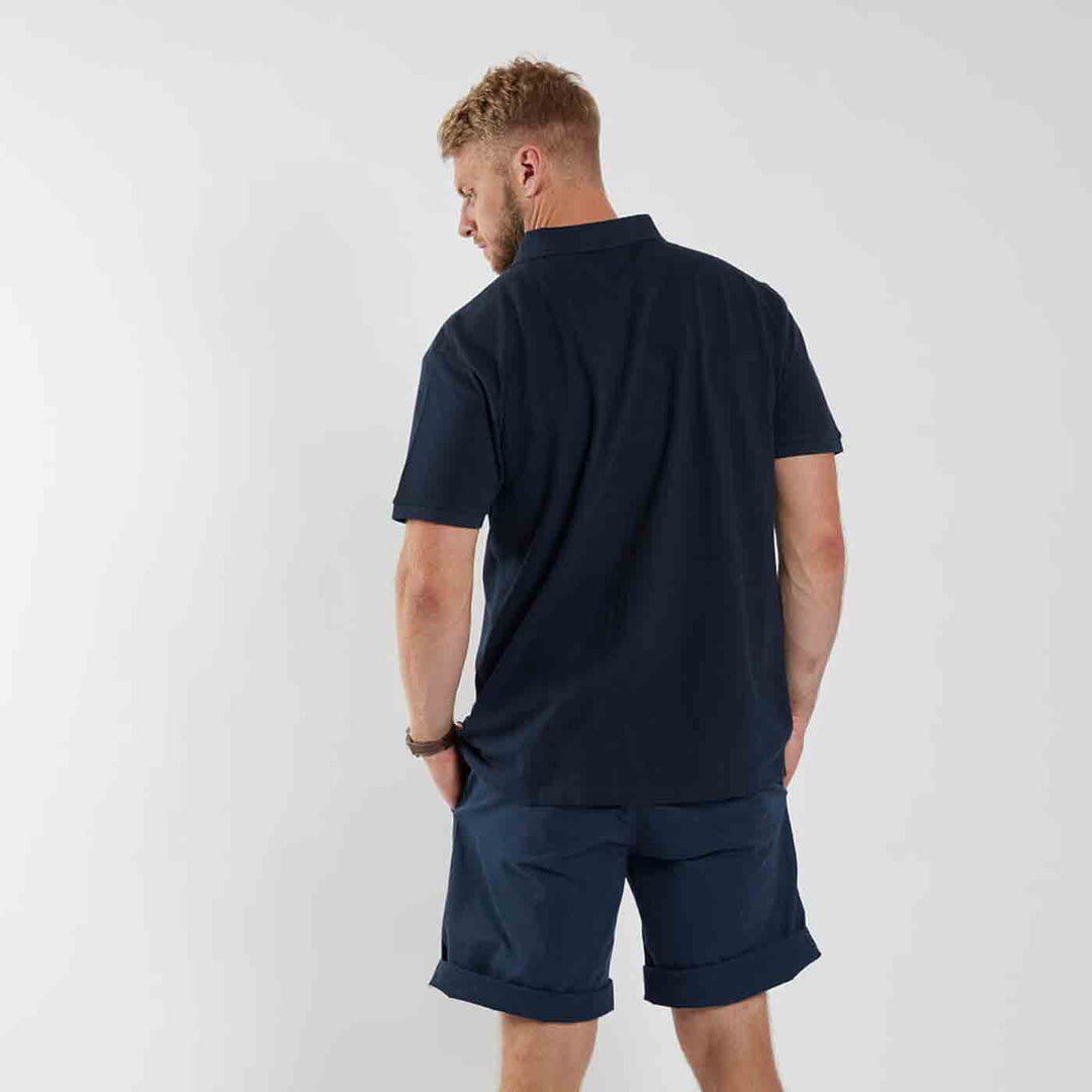 Herren Allsize Poloshirt in Dunkelblau von hinten getragen mit kurzen Ärmeln und Kragen