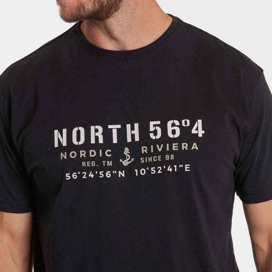 Allsize herren t shirt bedruckt in schwarz mit Nordic Riviera Print und Rundhalsausschnitt