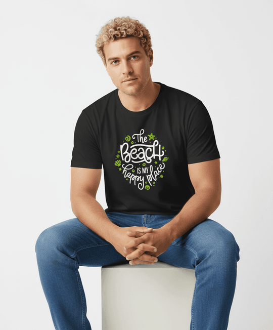 Schwarzes t shirt herren mit Beach Print und weiß-grünem Schriftzug von BigTiger getragen von einem sitzenden Mann