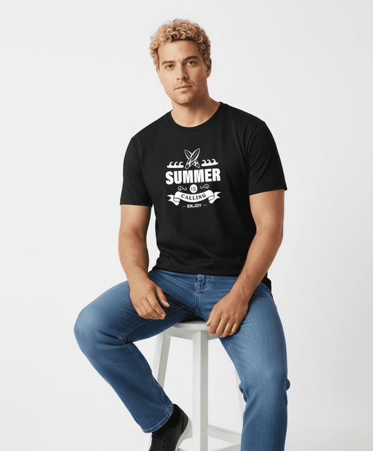 Schwarzes BigTiger t shirt herren mit weißem Summer Print, getragen von Mann in blauen Jeans