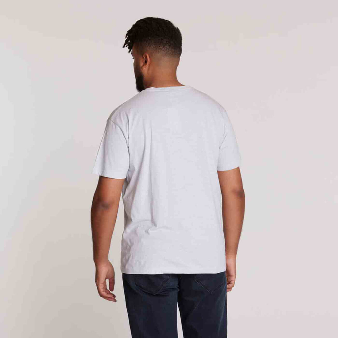 Weißes T-Shirt mit Druck von Allsize in Herrenmode, Rückansicht eines Mannes