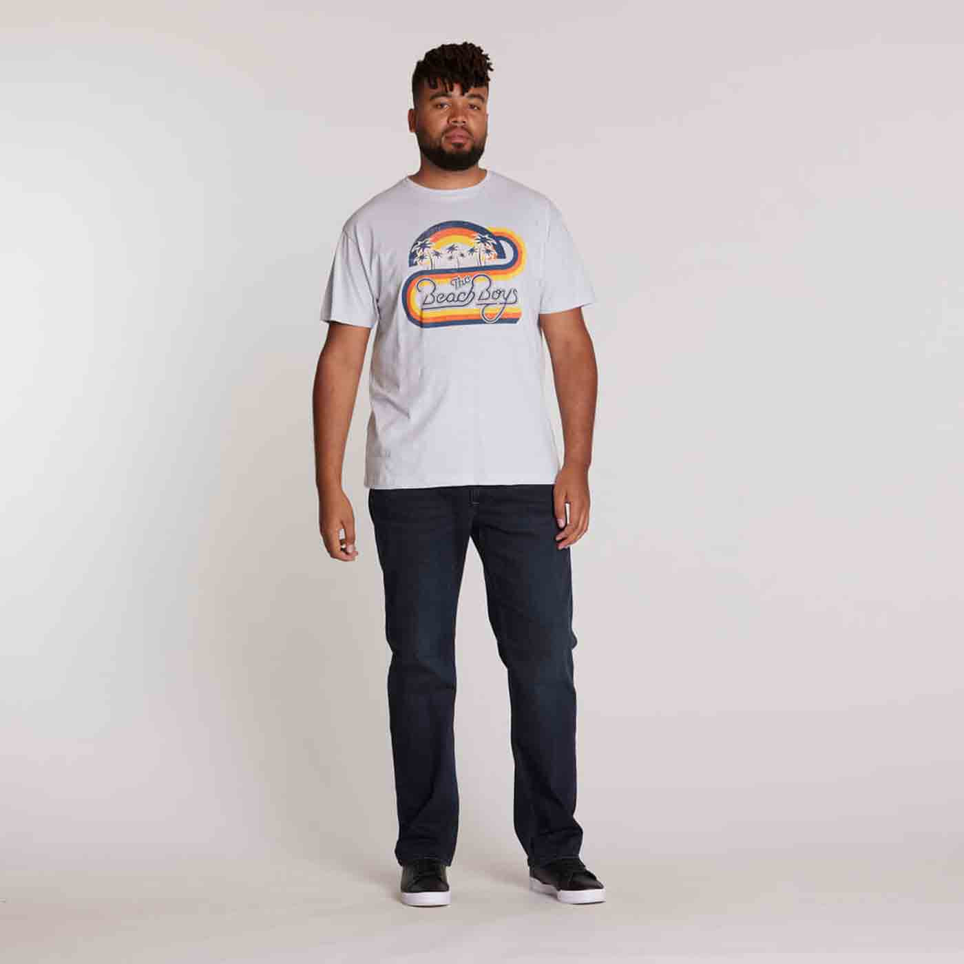Herrenmode Allsize T-Shirt mit Beach Boys Druck in Weiß getragen von Modell mit Jeans