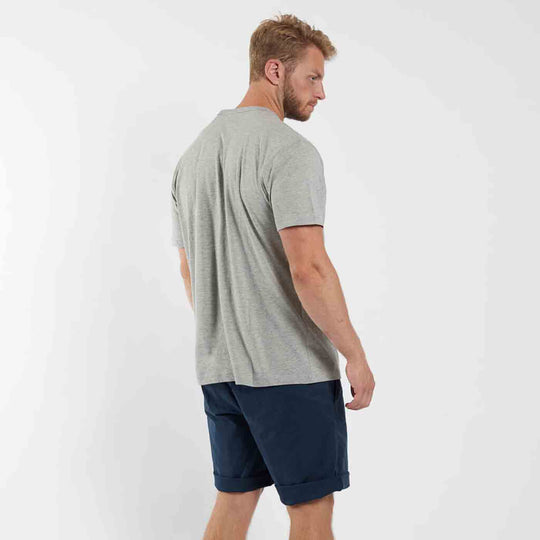 Allsize graues T Shirt übergröße herren mit kurzem Arm und Rundhalsausschnitt von hinten getragen