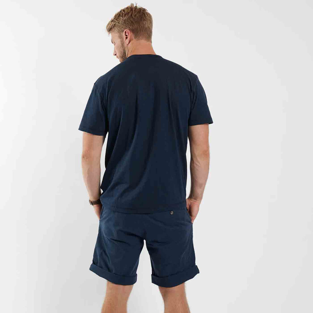 Herrenmodell trägt schlichtes dunkelblaues T Shirt übergröße herren von Allsize von hinten