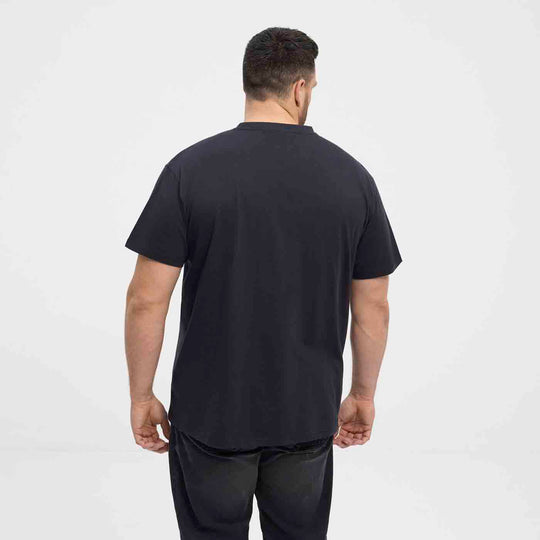 Schwarzes snoopy t-shirt von Allsize mit kurzem Arm in Rückenansicht getragen von Mann