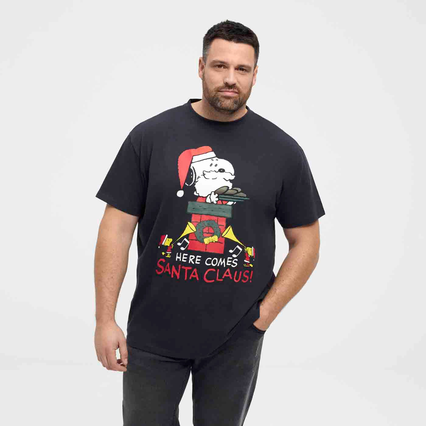 Schwarzes snoopy t-shirt mit Weihnachtsmotiv und Aufdruck Here Comes Santa Claus für Herren