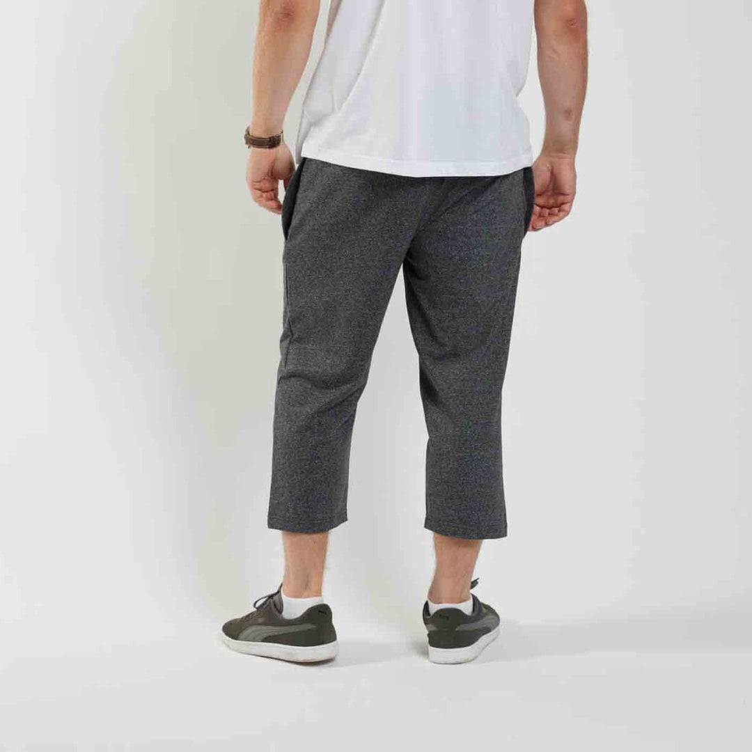 Graue Sweatcaprihose Herren Übergröße von Allsize getragen, sportlich und bequem geschnitten