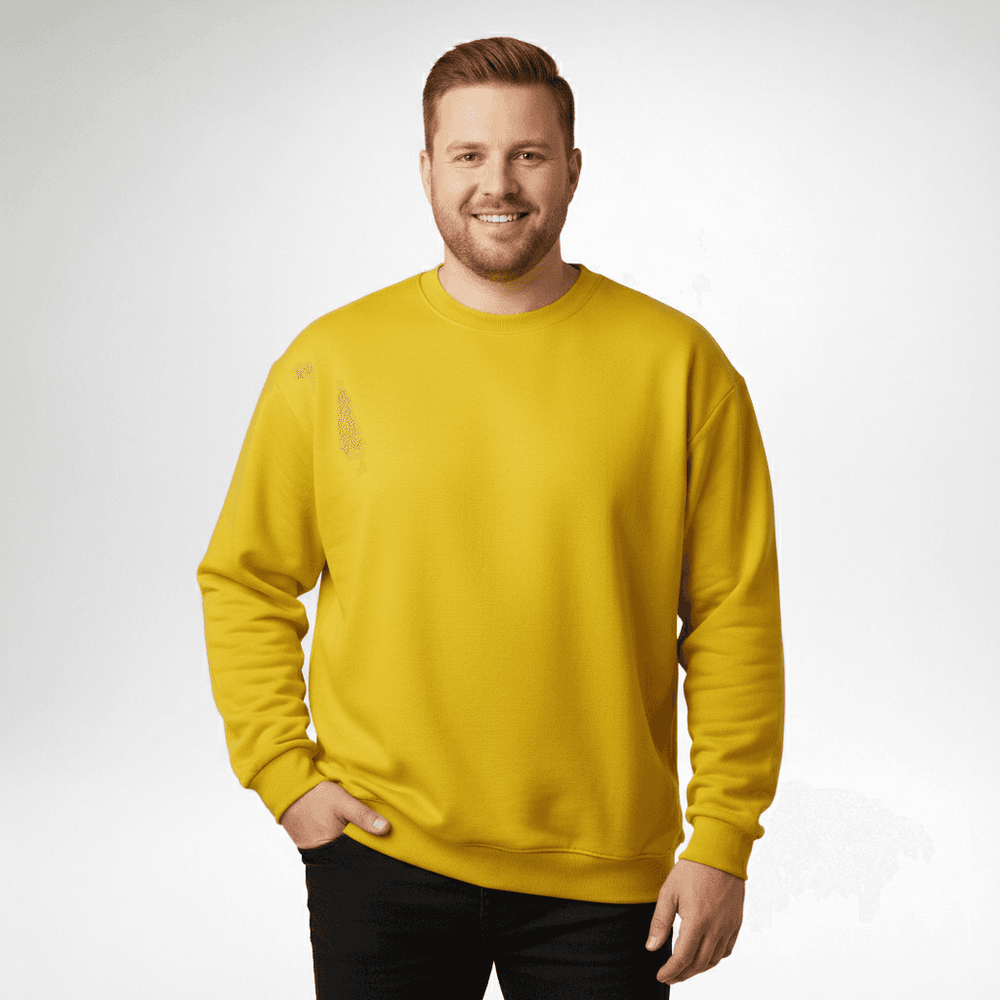 Gelbes Sweatshirt mit Bund von Promodoro, getragen von einem lächelnden Mann vor weißem Hintergrund