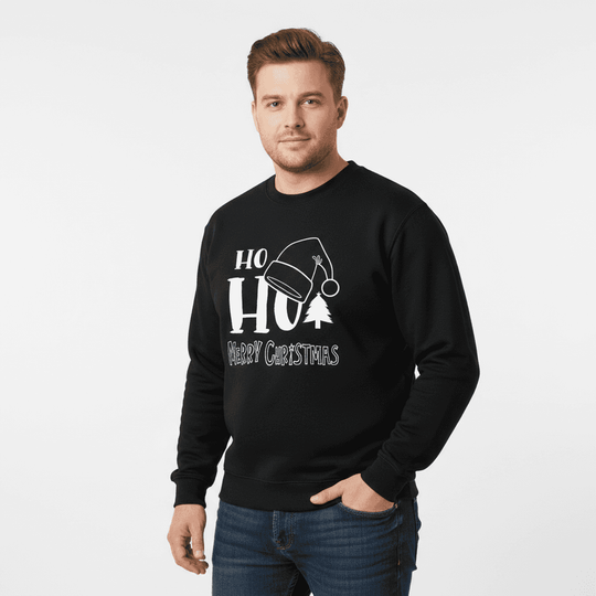 Schwarzes Sweatshirt von Ahorn Sport mit Weihnachtsmotiv und Bündchen an Ärmeln und Saum
