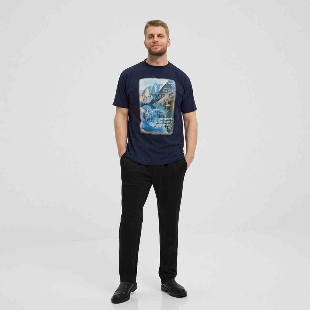 Herren t shirt von Allsize in Dunkelblau mit Bergdruck kombiniert mit schwarzen Hosen