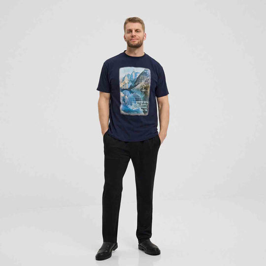 Herren t shirt von Allsize in Dunkelblau mit Bergdruck kombiniert mit schwarzen Hosen