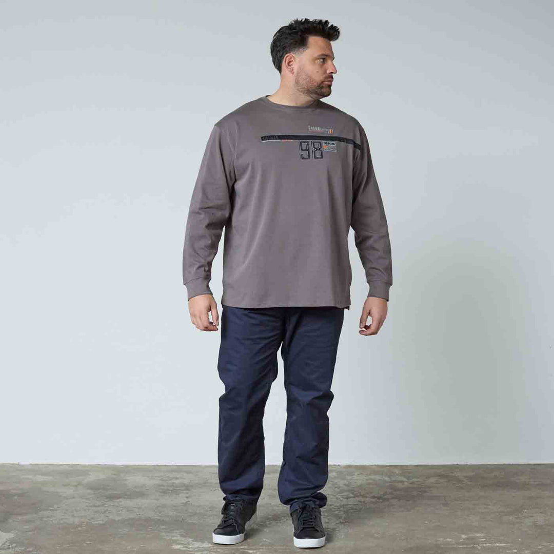 Allsize T-Shirt Langarm mit Druck Herren Übergröße in Grau mit schwarzem Print vorne getragen von einem Mann