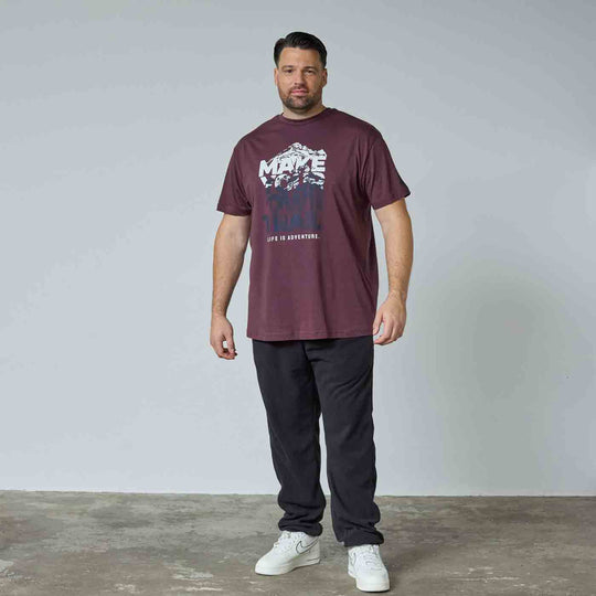 T-Shirt mit Druck Herren Übergröße von Allsize in Burgunderrot mit Abenteuer-Motiv und lässigem Schnitt