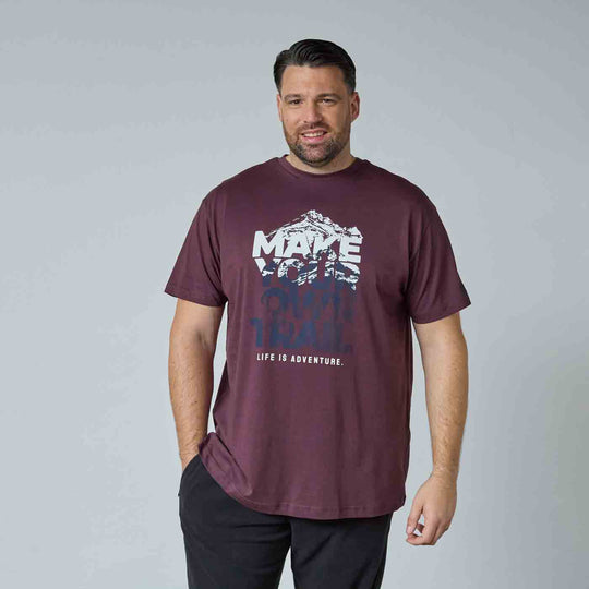 Allsize T-Shirt mit Druck Herren Übergröße in Dunkelrot mit Bergmotiv und Spruch Life is Adventure