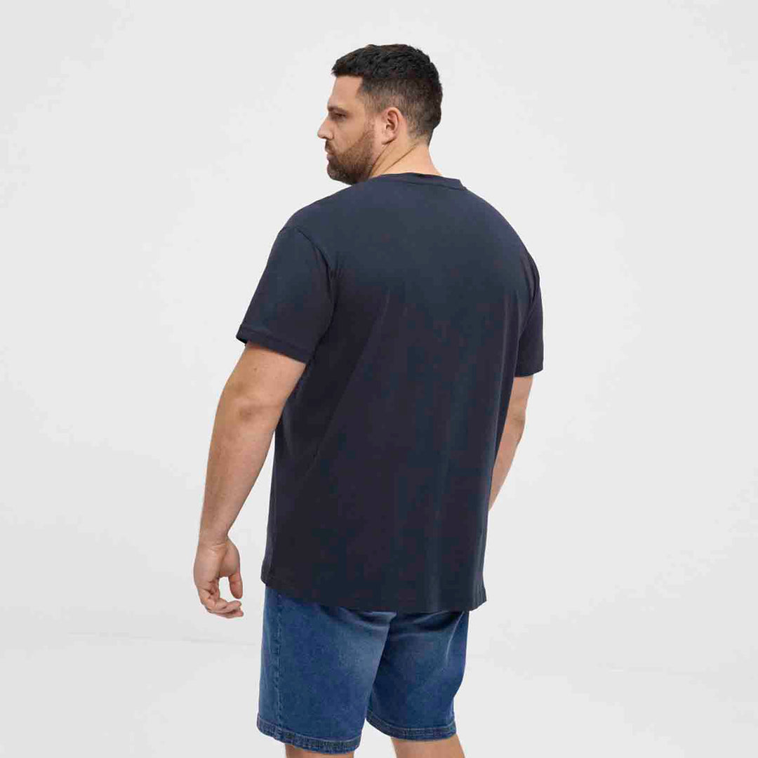 Mann trägt schwarzes t shirt mit druck von Allsize in lässiger Passform von hinten gesehen