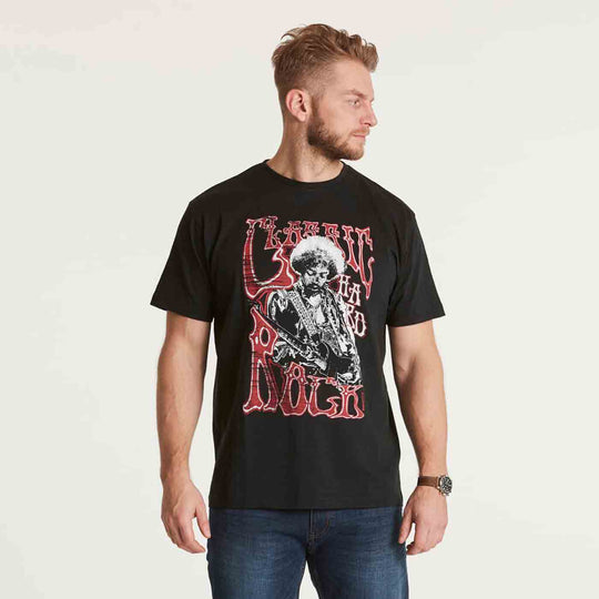 Schwarzes t shirt mit rotem und weißem Rockdruck, getragen von einem Mann in Jeans