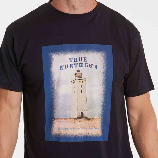 Schwarzes t shirt t von Allsize mit Leuchtturm Druck und True North Schriftzug