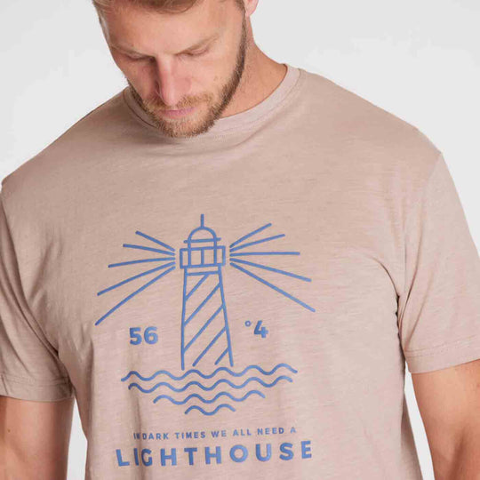 Beiges T shirt übergröße herren mit blauem Leuchtturm Druck von Allsize auf Model