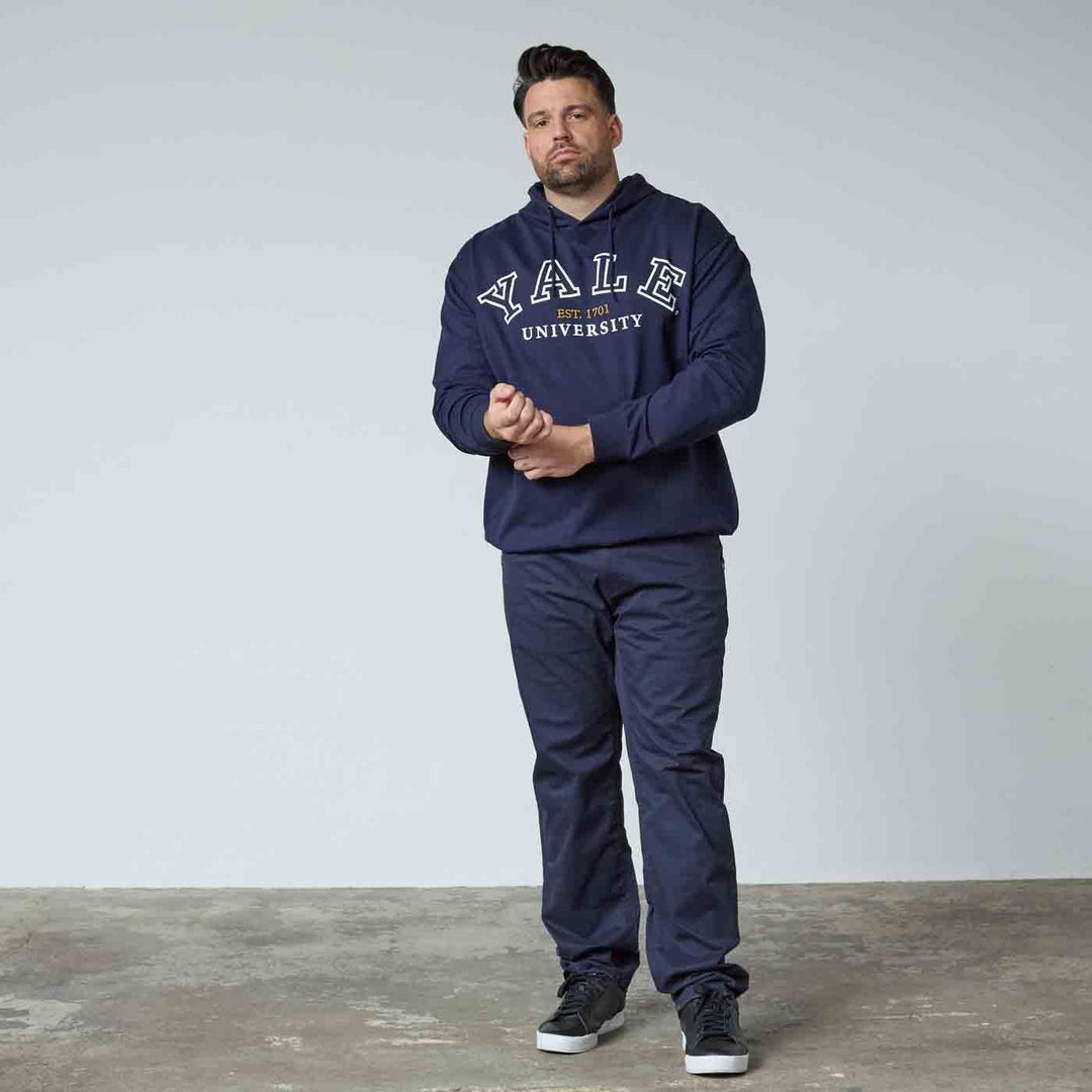 Dunkelblauer Kapuzen Sweat-Shirt von Allsize mit Yale University Schriftzug, getragen von Mann
