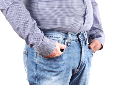 Übergewichtiger Mann trägt Jeans und ein enges Hemd